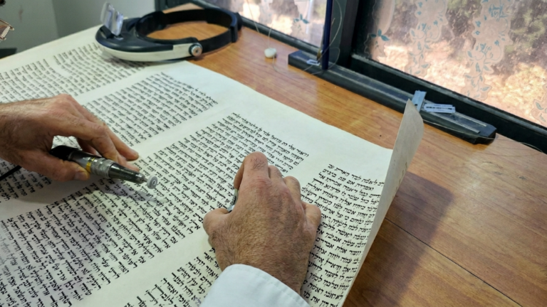 שמירה על קלף התורה לאורך דורות https://torahbookhall.com/