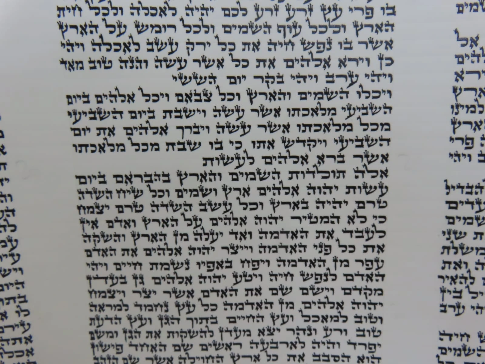 ספר תורה אשכנזי בכתב בית יוסף בגודל 30 ס״מ שנכתב על קלף בידי סופר סת״ם מוסמך
