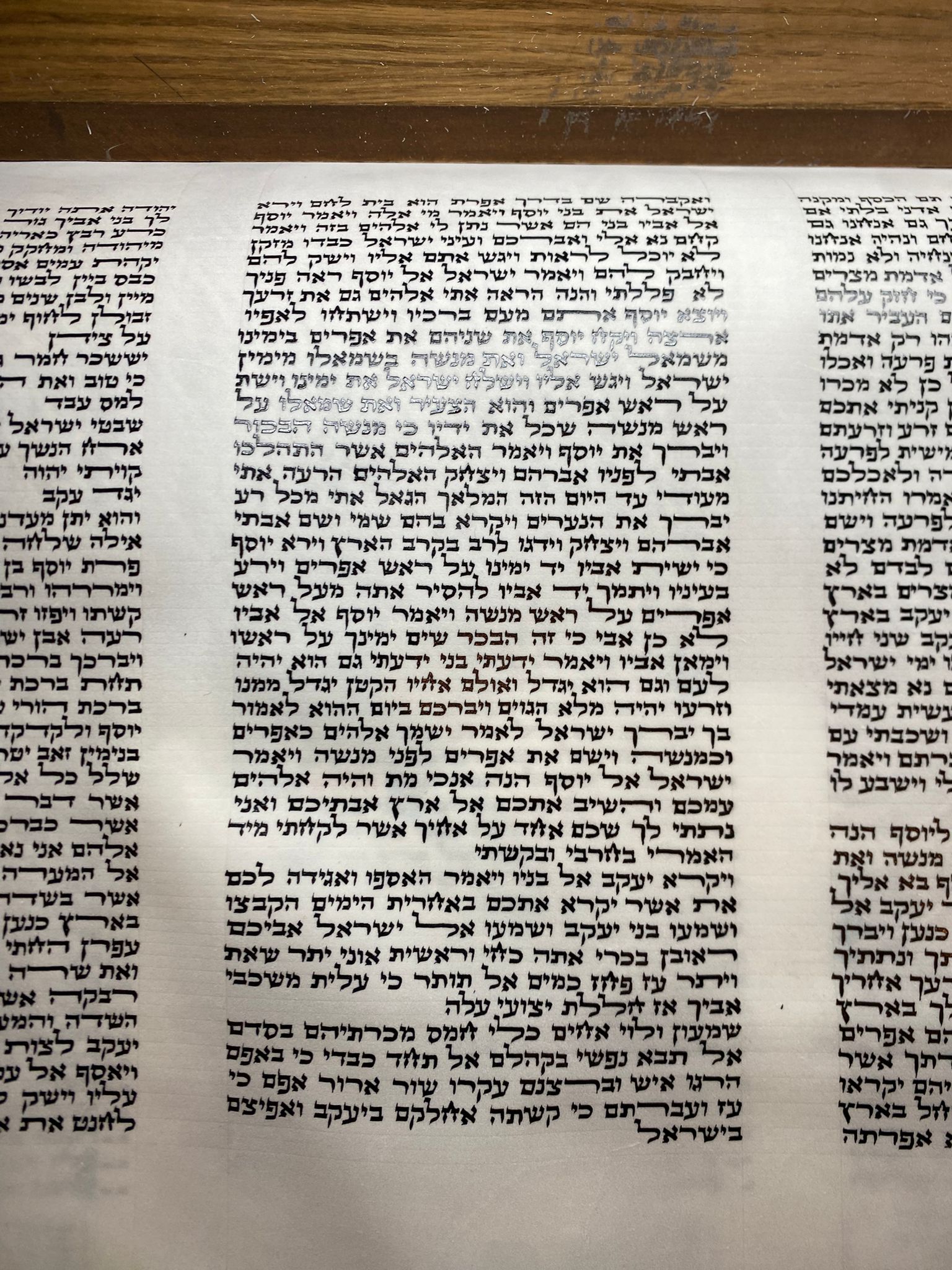 ספר תורה ספרדי בגודל 30 ס״מ למנהג עדות המזרח, מבט חזית על הכתב