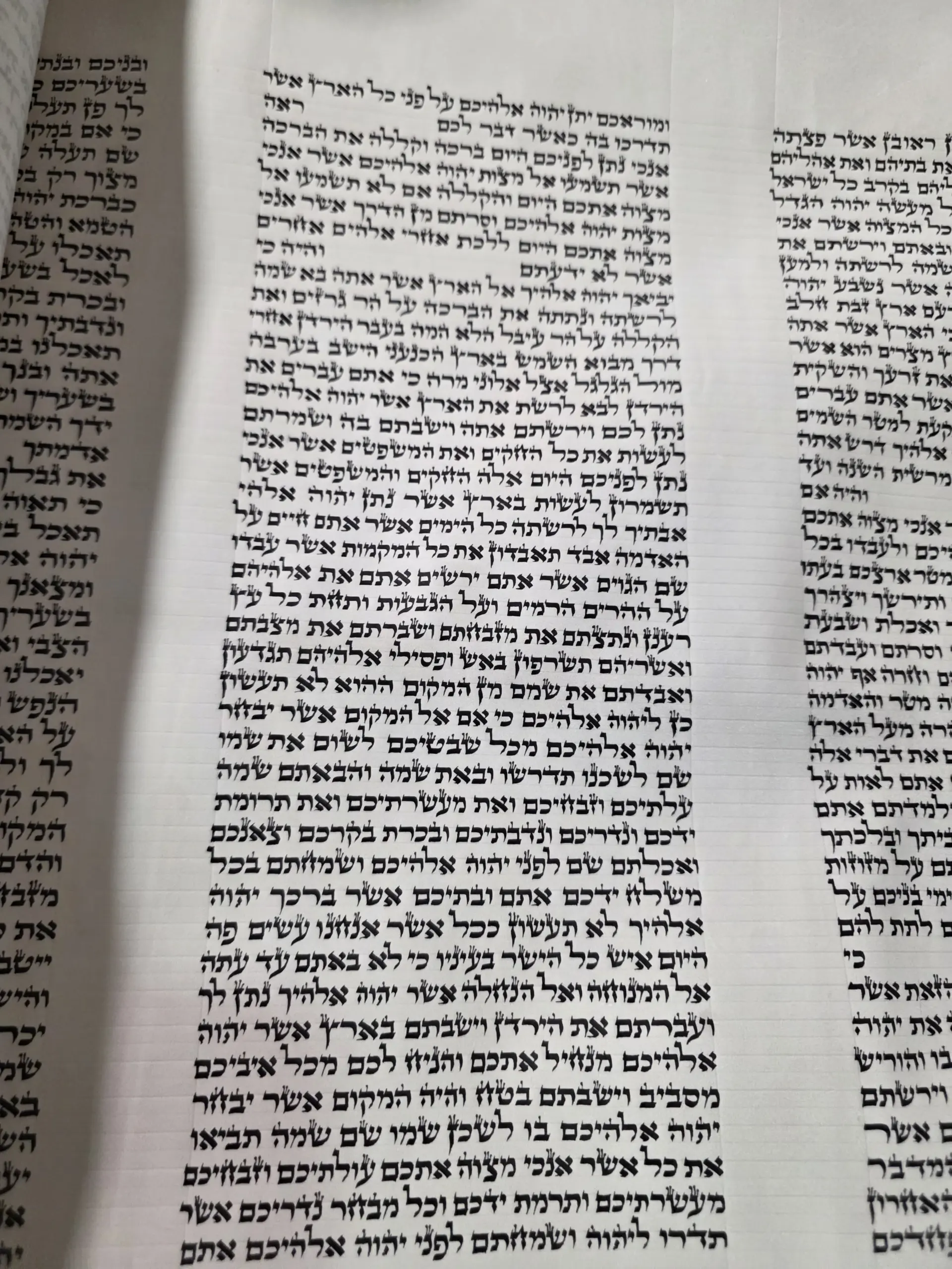 ספר תורה ספרדי בגודל 50 ס״מ למנהג עדות המזרח, מבט חזית על הכתב